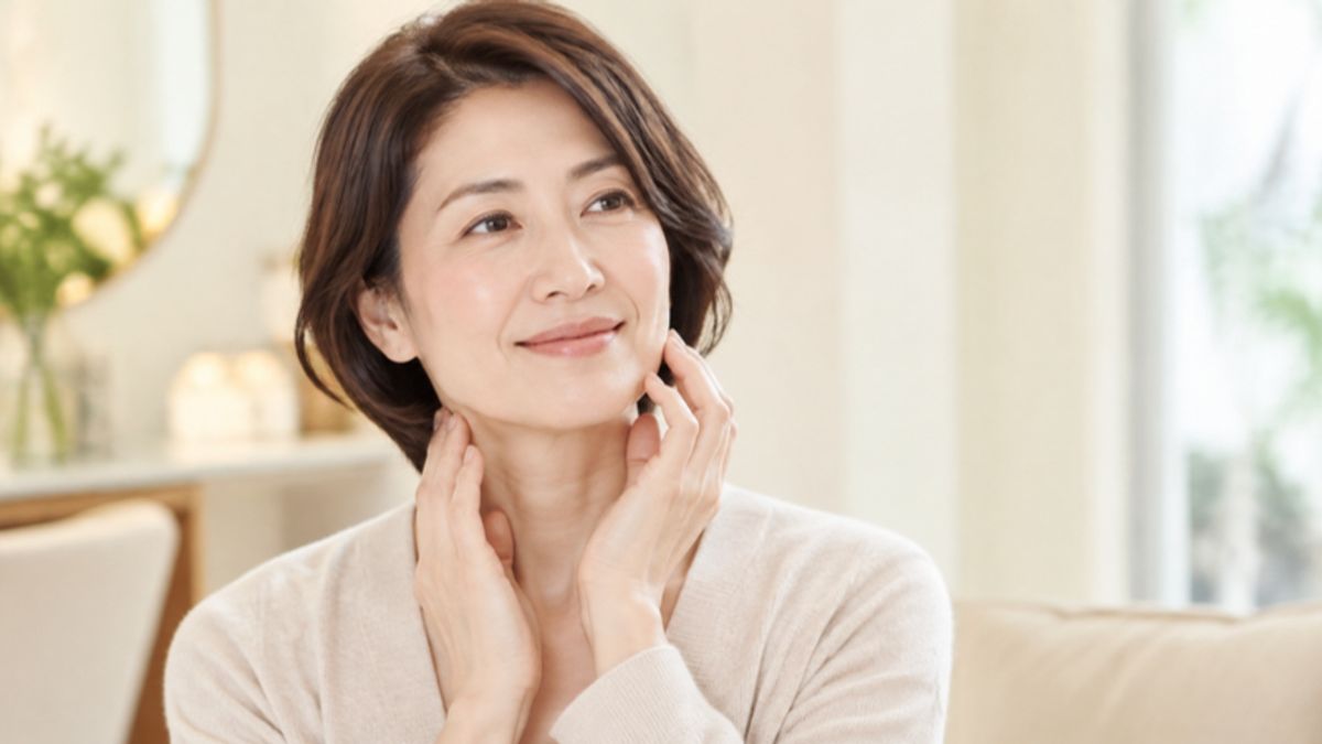 施術後に首や顔に触れ、ほっとした表情を浮かべている女性の画像