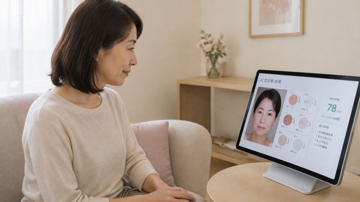肌診断の分析結果を見ながら自分の肌の状態を確認している女性